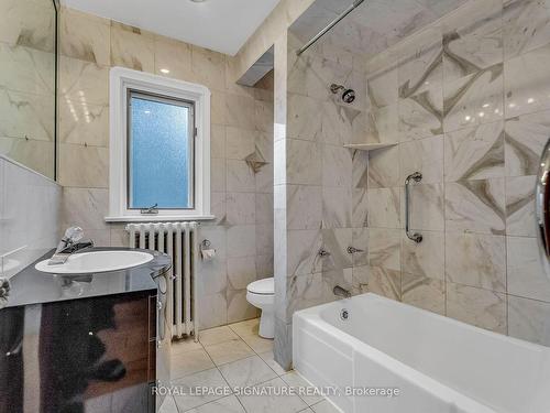 221 Hanna Rd, Toronto, ON - Indoor Photo Showing Bathroom