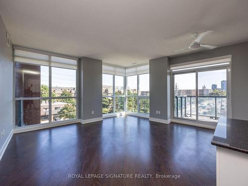 #531-7608 Yonge St, Vaughan, ON - Indoor Photo Showing Living Room