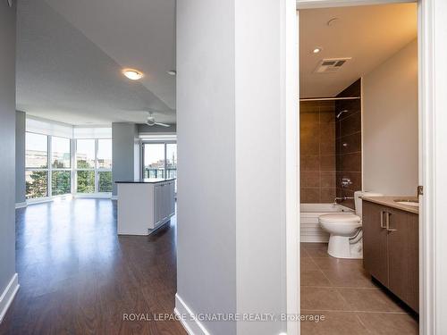 #531-7608 Yonge St, Vaughan, ON - Indoor Photo Showing Bathroom