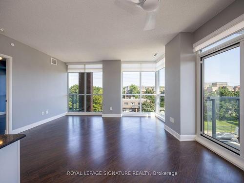 #531-7608 Yonge St, Vaughan, ON - Indoor Photo Showing Living Room