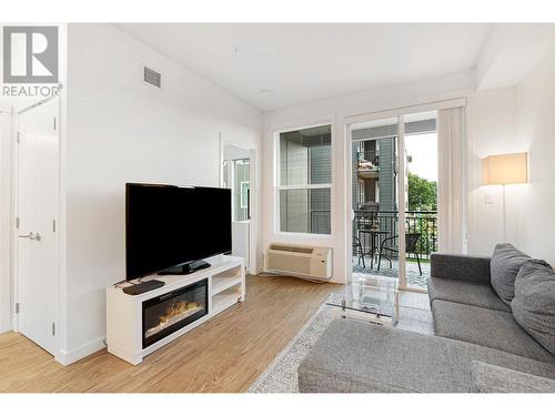 1770 Richter Street Unit# 208, Kelowna, BC - Indoor Photo Showing Living Room