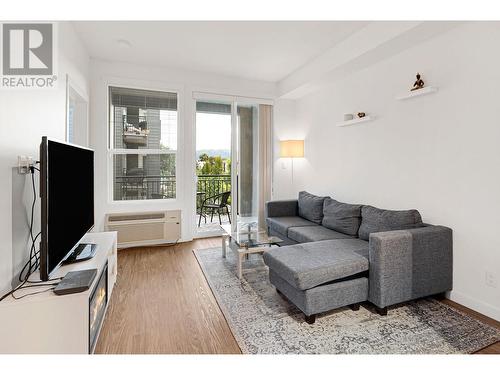 1770 Richter Street Unit# 208, Kelowna, BC - Indoor Photo Showing Living Room