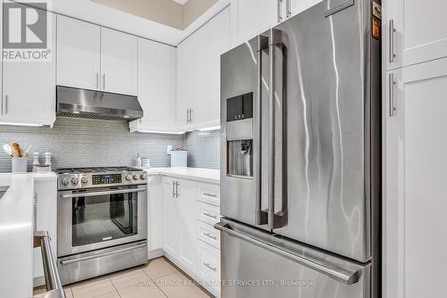 34 - 22 Applewood Lane, Toronto (Etobicoke West Mall), ON - Indoor Photo Showing Kitchen With Stainless Steel Kitchen With Upgraded Kitchen