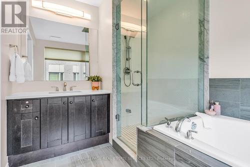 34 - 22 Applewood Lane, Toronto (Etobicoke West Mall), ON - Indoor Photo Showing Bathroom