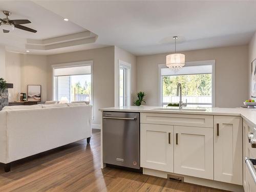 1195 Lee Rd, Parksville, BC - Indoor Photo Showing Kitchen