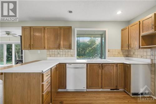 33 Riopelle Court, Ottawa, ON - Indoor Photo Showing Kitchen