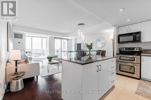 511 - 208 Queens Quay W, Toronto, ON - Indoor Photo Showing Kitchen