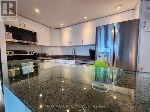 511 - 208 Queens Quay W, Toronto, ON - Indoor Photo Showing Kitchen