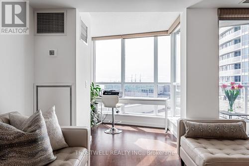 511 - 208 Queens Quay W, Toronto (Waterfront Communities), ON - Indoor Photo Showing Living Room