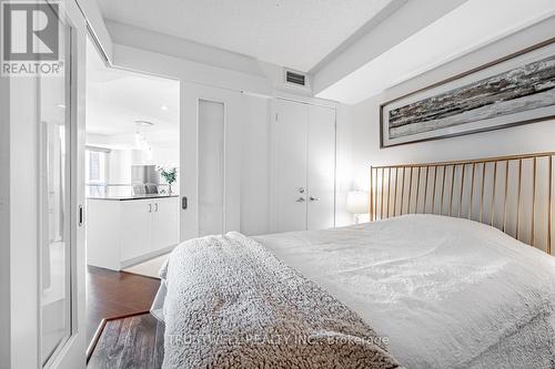 511 - 208 Queens Quay W, Toronto (Waterfront Communities), ON - Indoor Photo Showing Bedroom