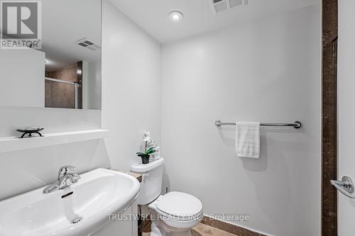 511 - 208 Queens Quay W, Toronto (Waterfront Communities), ON - Indoor Photo Showing Bathroom