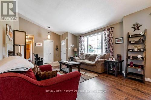 10 Simpson Street W, Mapleton (Alma), ON - Indoor Photo Showing Living Room