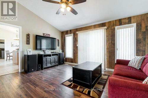 10 Simpson Street W, Mapleton (Alma), ON - Indoor Photo Showing Living Room