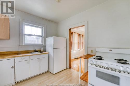 135 Oak, Windsor, ON - Indoor Photo Showing Kitchen