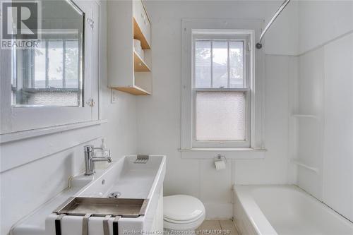 135 Oak, Windsor, ON - Indoor Photo Showing Bathroom