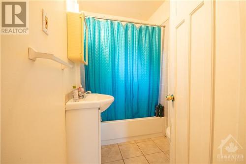 830 St Laurent Boulevard, Ottawa, ON - Indoor Photo Showing Bathroom