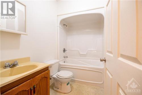 830 St Laurent Boulevard, Ottawa, ON - Indoor Photo Showing Bathroom