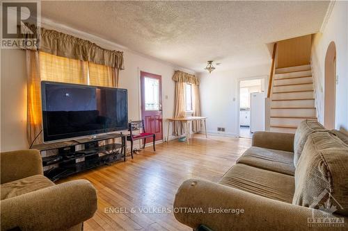 830 St Laurent Boulevard, Ottawa, ON - Indoor Photo Showing Living Room