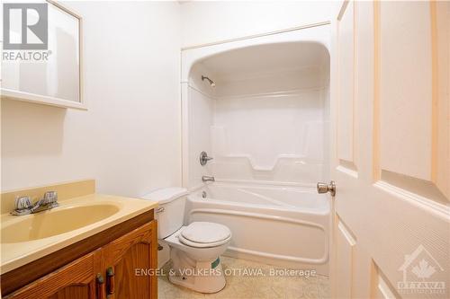 830 St Laurent Boulevard, Ottawa, ON - Indoor Photo Showing Bathroom