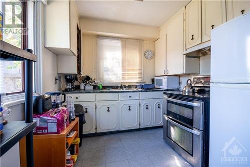 830 St Laurent Boulevard, Ottawa, ON - Indoor Photo Showing Kitchen