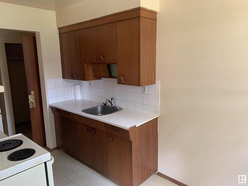 11732 130 St Nw, Edmonton, AB - Indoor Photo Showing Kitchen