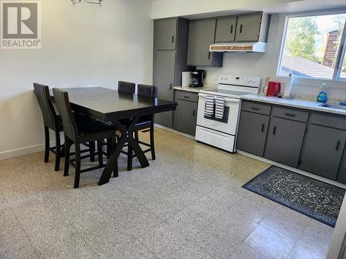 18/20 Harper Street, Faro, YT - Indoor Photo Showing Kitchen