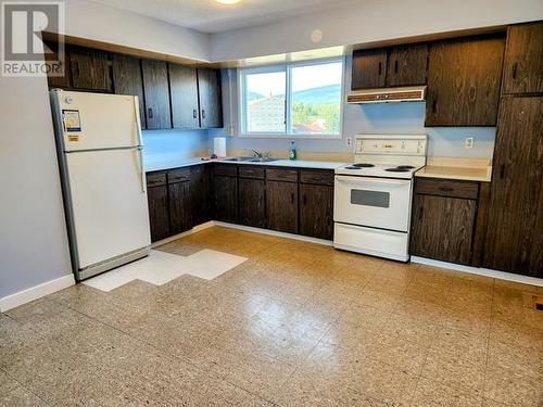 18/20 Harper Street, Faro, YT - Indoor Photo Showing Kitchen With Double Sink