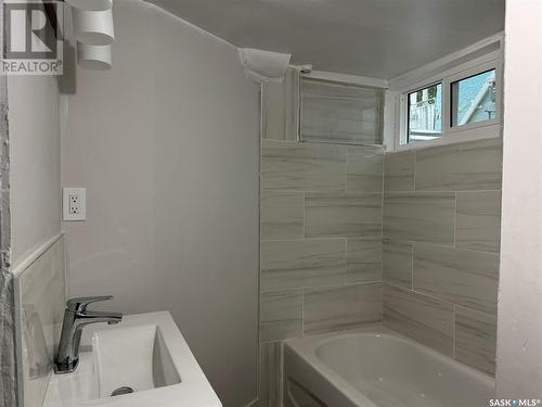 101 28Th Street W, Saskatoon, SK - Indoor Photo Showing Bathroom