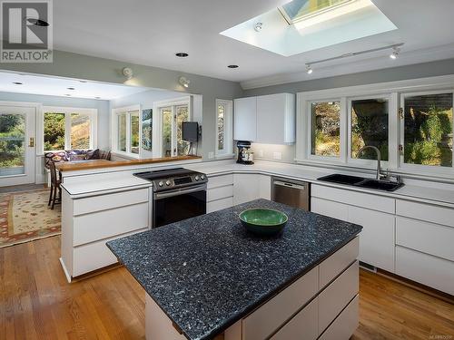 454 Newport Ave, Oak Bay, BC - Indoor Photo Showing Kitchen