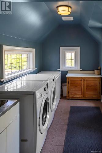 454 Newport Ave, Oak Bay, BC - Indoor Photo Showing Laundry Room