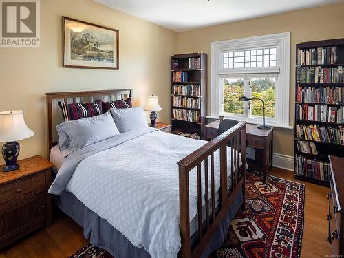 454 Newport Ave, Oak Bay, BC - Indoor Photo Showing Bedroom