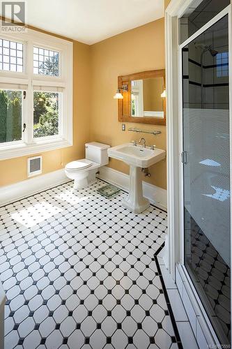 454 Newport Ave, Oak Bay, BC - Indoor Photo Showing Bathroom