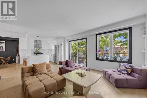 858 Danforth Rd, Toronto (Kennedy Park), ON - Indoor Photo Showing Living Room