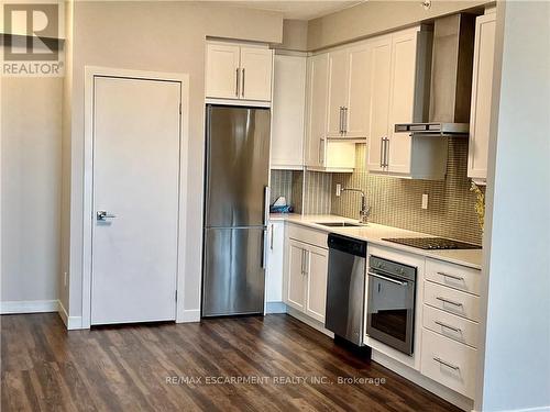 1803 - 2081 Fairview Street, Burlington, ON - Indoor Photo Showing Kitchen