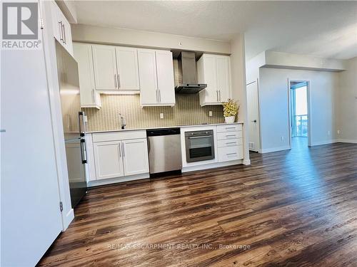 1803 - 2081 Fairview Street, Burlington, ON - Indoor Photo Showing Kitchen