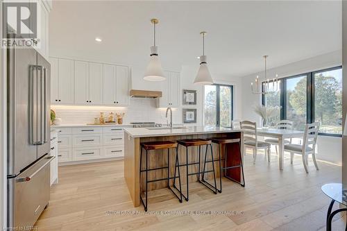 91 Allister Drive, Middlesex Centre (Kilworth), ON - Indoor Photo Showing Kitchen With Upgraded Kitchen