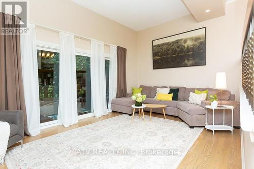 23 - 400 Bloor Street, Mississauga (Mississauga Valleys), ON - Indoor Photo Showing Living Room