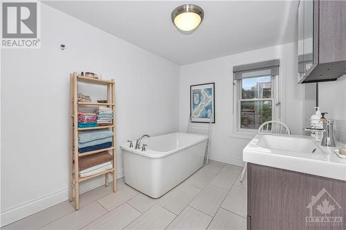 226-228 St Andrew Street, Ottawa, ON - Indoor Photo Showing Bathroom