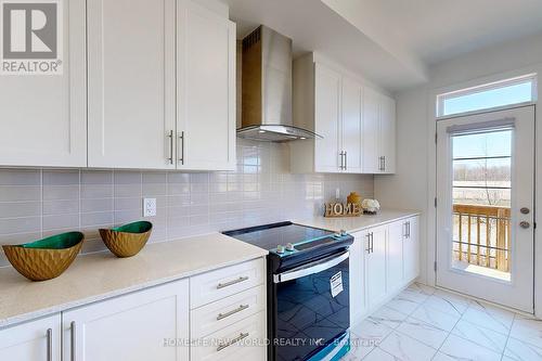 20 Marlene Johnstone Drive, East Gwillimbury (Holland Landing), ON - Indoor Photo Showing Kitchen With Upgraded Kitchen