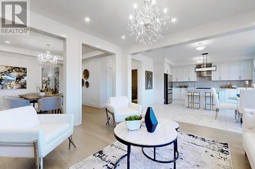 20 Marlene Johnstone Drive, East Gwillimbury (Holland Landing), ON - Indoor Photo Showing Living Room