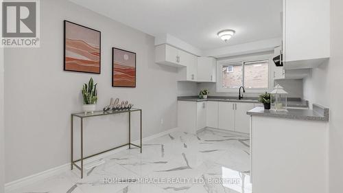 1575 Shale Oak Mews, Mississauga, ON - Indoor Photo Showing Kitchen