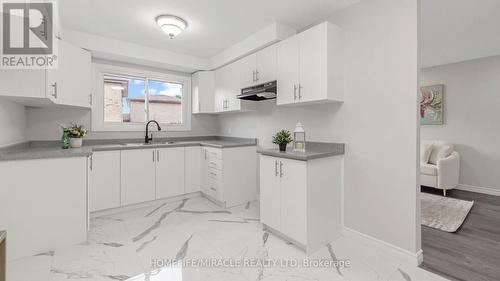 1575 Shale Oak Mews, Mississauga, ON - Indoor Photo Showing Kitchen