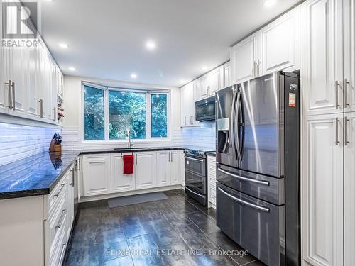 1451 Credit Woodlands Court, Mississauga, ON - Indoor Photo Showing Kitchen With Upgraded Kitchen