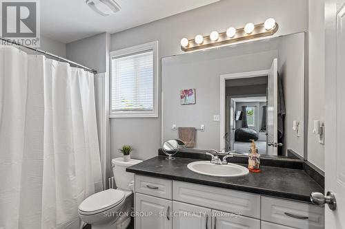 50 Crimson Crescent, London, ON - Indoor Photo Showing Bathroom