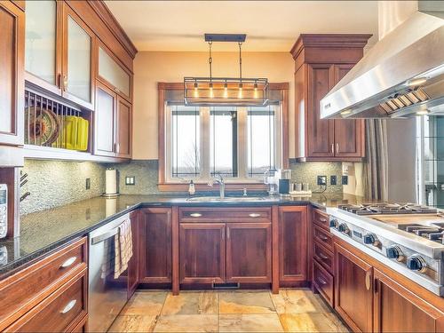 Kitchen - 1830 Rue De Valencay, Sherbrooke (Fleurimont), QC - Indoor Photo Showing Kitchen With Upgraded Kitchen