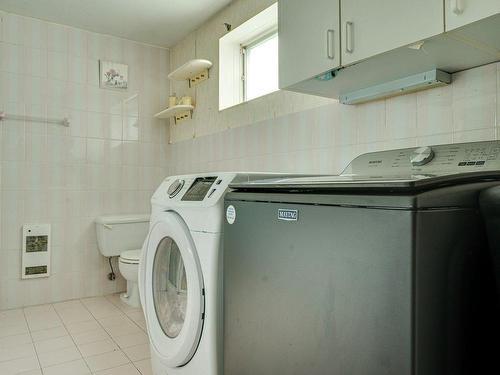 Salle de bains - 2204 Rue Mélisande, Laval (Saint-François), QC - Indoor Photo Showing Laundry Room