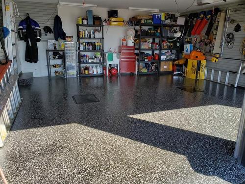 Garage - 700 Mtée De L'Adret, Sainte-Adèle, QC - Indoor Photo Showing Other Room