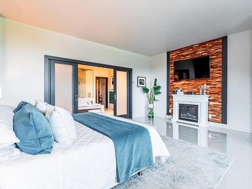 Master bedroom - 15 Rue Arthur-Beaudry, Sherbrooke (Brompton/Rock Forest/Saint-Élie/Deauville), QC - Indoor Photo Showing Bedroom With Fireplace