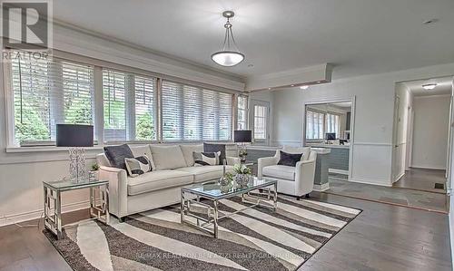 49 Don Mor Drive, Newmarket (Central Newmarket), ON - Indoor Photo Showing Living Room