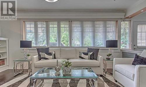 49 Don Mor Drive, Newmarket (Central Newmarket), ON - Indoor Photo Showing Living Room